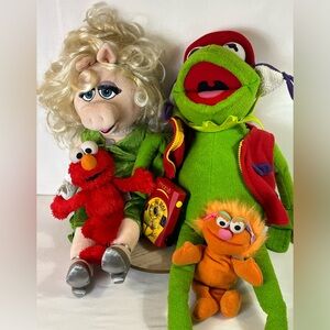 Kermit Macy’s Frogtographer Miss Piggy Most Wanted Elmo Zoe Muppets Plush READ